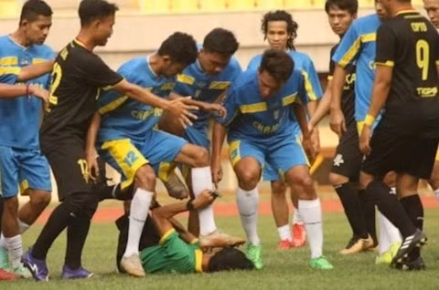 Một số cầu thủ Champas đã lao tới hành hung trọng tài tại giải giao hữu Fun Football Gilbar FC 2020. Ảnh: TL