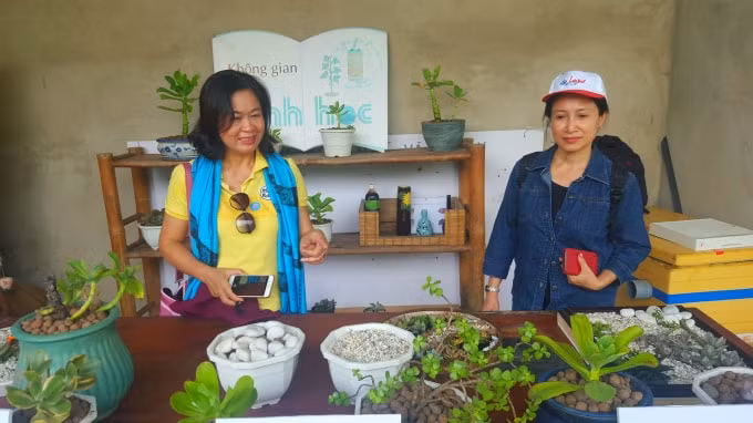 Tại khu du lịch du khách còn được tham quan nhiều làng nghề ở giữa rừng tre.