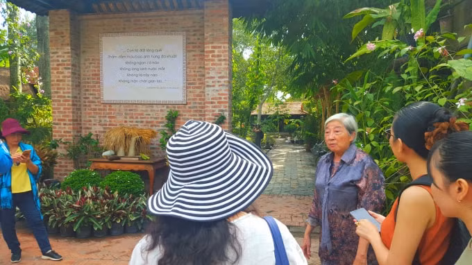Khu Du lịch Một Thoáng Việt Nam tọa lạc ở huyện Củ Chi, TP.HCM hấp dẫn đối với du khách nhờ những nét đẹp cổ kính, bình dị nhưng bao quát được nhiều nét văn hóa đặc trưng.