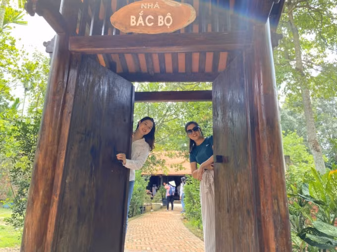 Các khu nhà cổ tạo được ấn tượng đối với du khách.