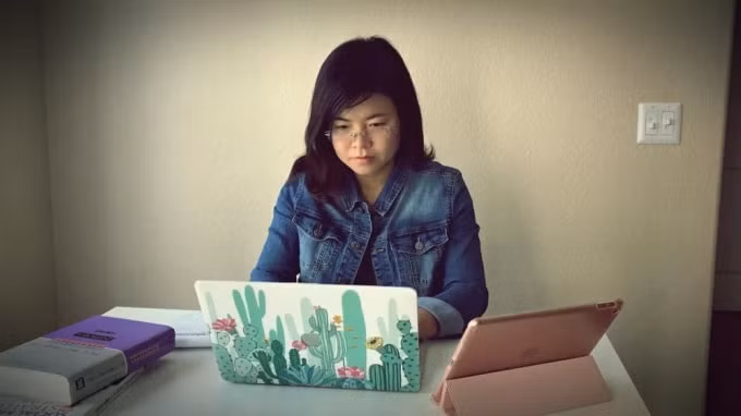 Nhà báo Thu Hà - Ban Truyền hình Đối ngoại tác nghiệp tại Mỹ.