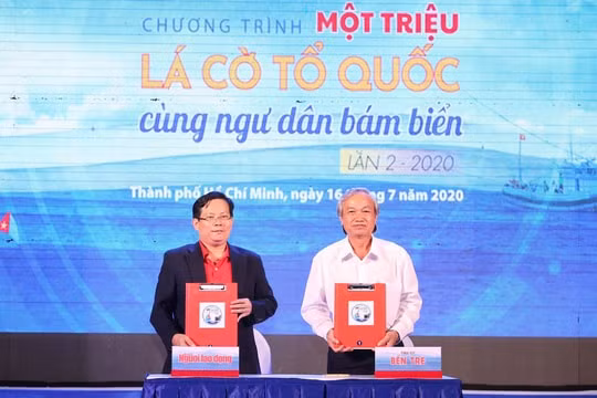 Tổng Biên tập Tô Đình Tuân và ông Cao Văn Dũng - Ủy viên Ban Thường vụ Tỉnh ủy, Trưởng Ban Tuyên giáo Tỉnh ủy Bến Tre, ký kết Văn bản Quy chế phối hợp thực hiện chương trình. Ảnh: baonguoilaodong.
