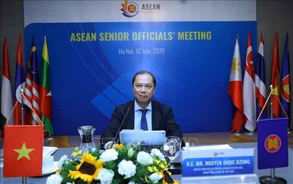 Thứ trưởng Bộ Ngoại giao Nguyễn Quốc Dũng, Trưởng SOM ASEAN Việt Nam chủ trì cuộc họp. Ảnh: TTXVN