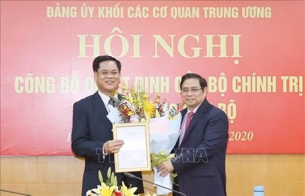 Trưởng Ban Tổ chức Trung ương Phạm Minh Chính trao quyết định phân công, điều động ông Huỳnh Tấn Việt làm Phó Bí thư Đảng uỷ Khối các cơ quan Trung ương nhiệm kỳ 2015 - 2020. Ảnh: TTXVN