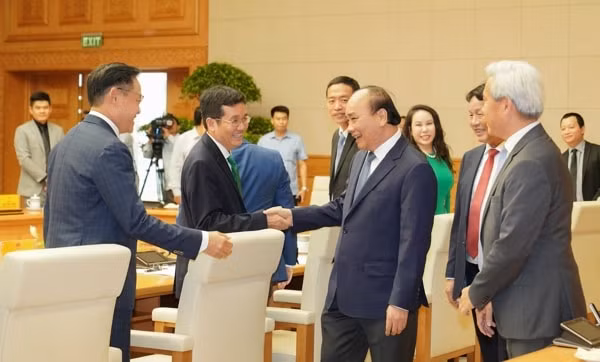 Thủ tướng trò chuyện với các đại biểu diện các doanh nghiệp. Ảnh: VGP