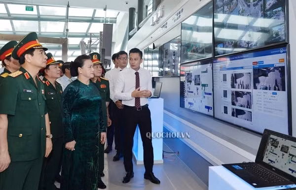 Chủ tịch Quốc hội Nguyễn Thị Kim Ngân tham quan các sản phẩm công nghệ của Tập đoàn Viettel. Ảnh: quochoi.vn
