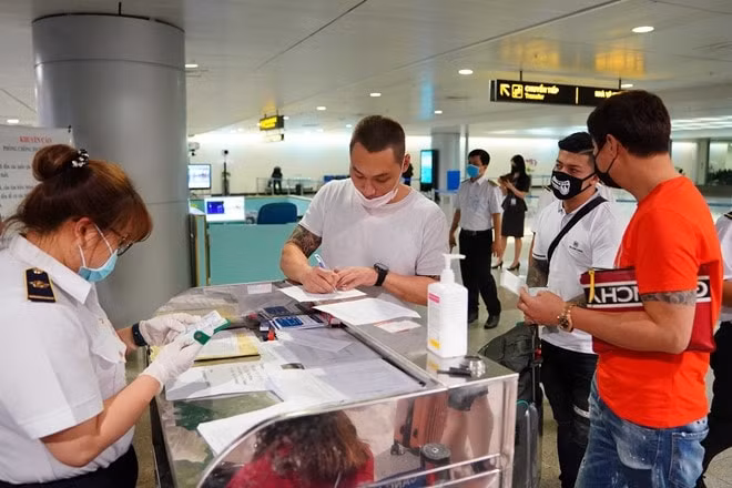 Hành khách đến từ vùng dịch khai báo y tế tại sân bay Tân Sơn Nhất. Ảnh: TL