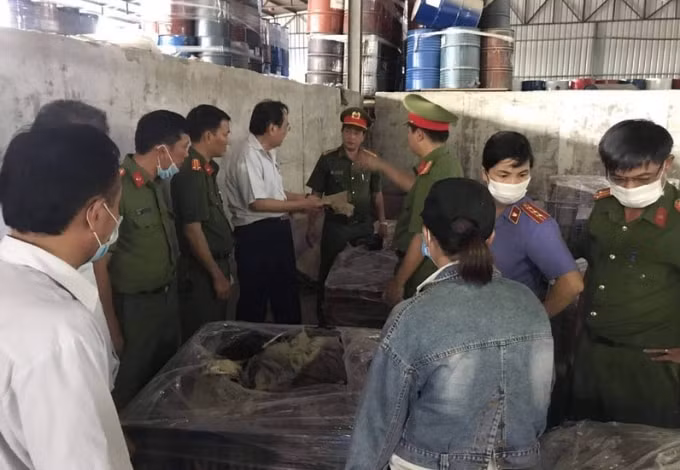 Lực lượng chức năng khai quật rác thải chôn lấp tại khuôn viên Công ty TNHH Shing Mark Vina. Ảnh: TL.