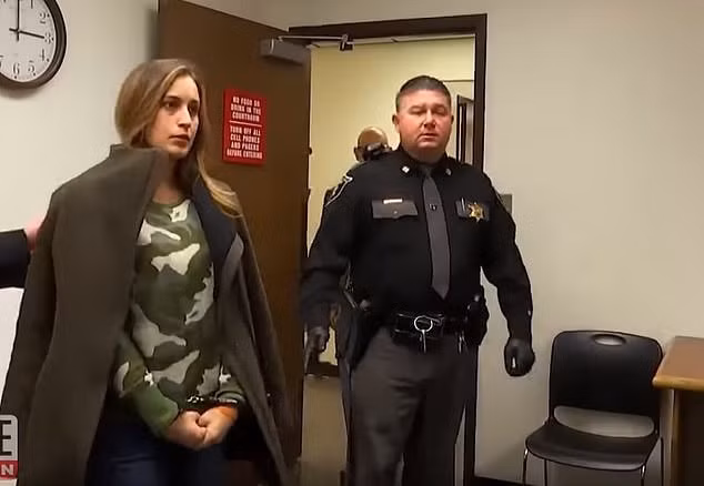 Ramsey BethAnn Bearse, giáo viên trường trung học Tây Virginia, đồng thời là cựu hoa hậu Kentucky, bị kết án hai năm tù giam và 10 năm quản giáo vì gửi ảnh khỏa thân cho học sinh nam 15 tuổi.