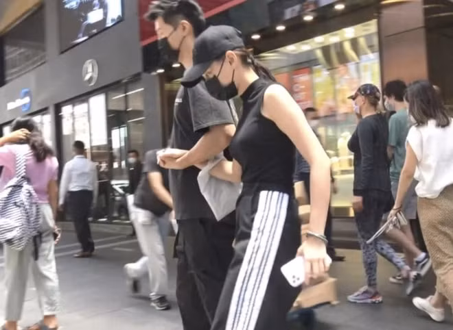 Những hình ảnh mới nhất của cặp đôi khi cùng nhau dạo phố được paparazzi ghi lại và chia sẻ sáng ngày 18/7.