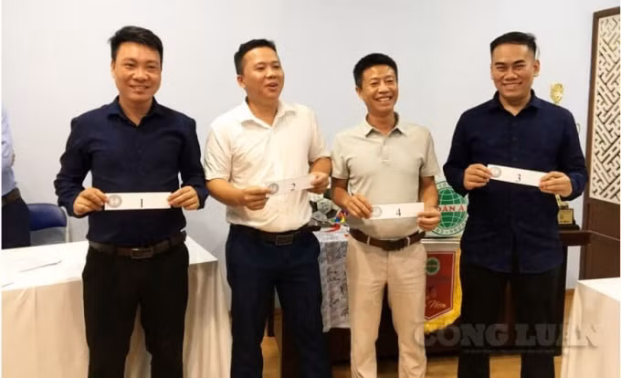 Đại diện 4 đội bóng bôc thăm chia bảng đấu.