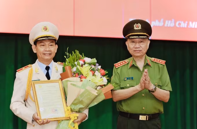 Bộ trưởng Tô Lâm trao quyết định hàm thiếu tướng cho ông Đinh Thanh Nhàn.