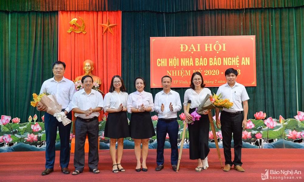 Ban Thư ký nhiệm kỳ 2020 - 2023 ra mắt Đại hội. Ảnh: baonghean.