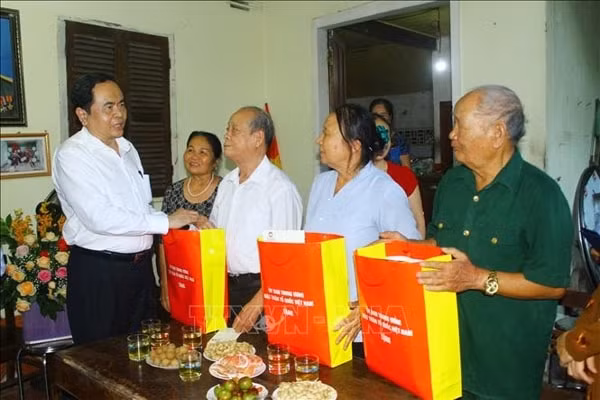 Chủ tịch Ủy ban Trung ương MTTQ Việt Nam Trần Thanh Mẫn tặng quà các hộ gia đình người có công với cách mạng tại huyện Anh Sơn. Ảnh: TTXVN