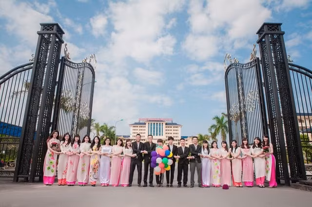 Trường lấy chất lượng đào tạo làm mục tiêu hàng đầu, không ngừng phấn đấu nâng cao chất lượng và hiệu quả đào tạo lên ngang tầm khu vực và thế giới.