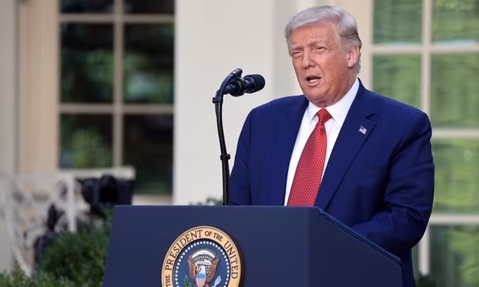 Tổng thống Donald Trump đã ký luật chấm dứt ưu đãi thương mại đặc biệt của Hong Kong - Ảnh: Reuters
