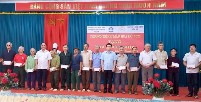 Ông Nguyễn Công Dũng Phó Tổng Biên tập Thường trực báo điện tử Đảng Cộng sản Việt Nam trao quà tình nghĩa cho các gia đình chính sách huyện Bình Gia. Ảnh: Hồng Sơn