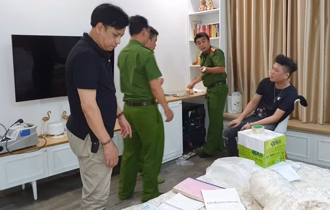 Cơ quan công an khám xét khẩn cấp nơi ở của các đối tượng, thu giữ nhiều tài liệu.
