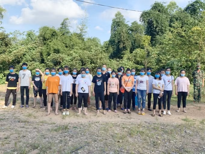 29 người dân Việt Nam nhập cảnh trái phép từ Trung Quốc vào Quảng Ninh được đưa vào khu cách ly tập trung TP. Móng Cái. Ảnh: Hữu Việt