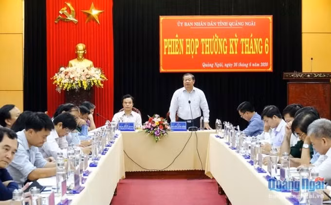 Ông Nguyễn Tăng Bính (người đứng) tại một phiên họp của UBND tỉnh Quảng Ngãi. Ảnh: baoquangngai.vn
