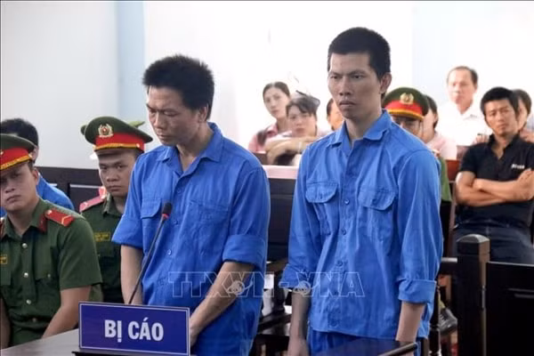 Bị cáo Lê Minh Sơn (bên trái) và Võ Ngọc Thiện tại tòa. Ảnh: TTXVN