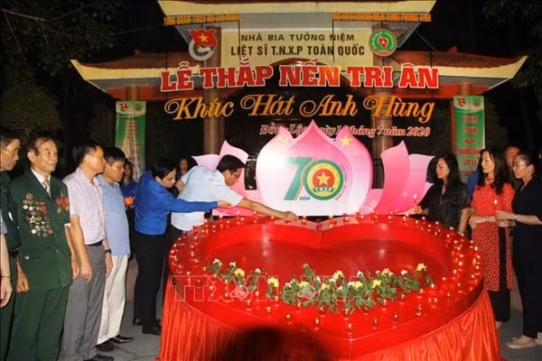 Các đại biểu thực hiện nghi lễ 