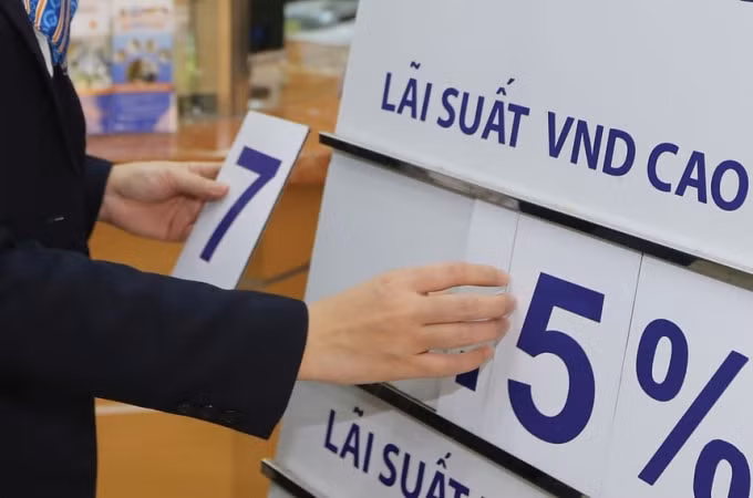 Trần lãi suất – “Vắng cô thì chợ vẫn đông”.