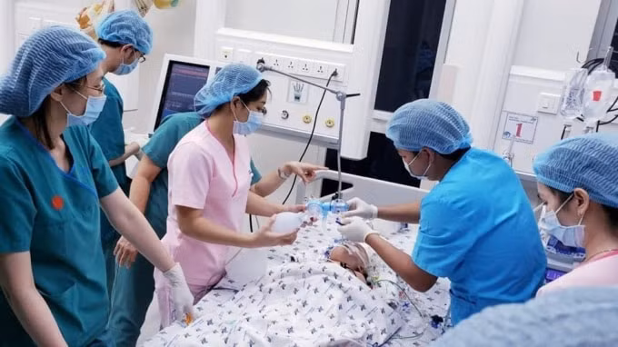 Ca mổ thành công hiện tại các bác sĩ, y tá đang theo dõi, chăm sóc cho hai bé Trúc Nhi và Diệu Nhi (ảnh nguồn internet).
