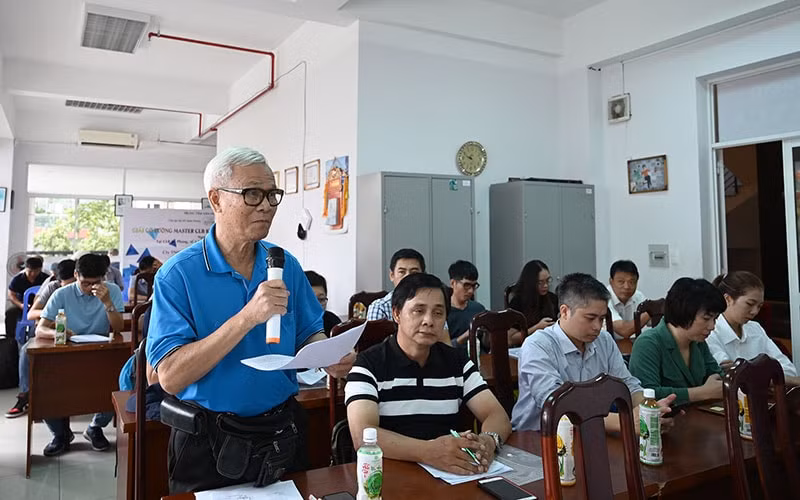 Đại diện phóng viên đặt câu hỏi tại buổi họp báo(ảnh: baonhandan).
