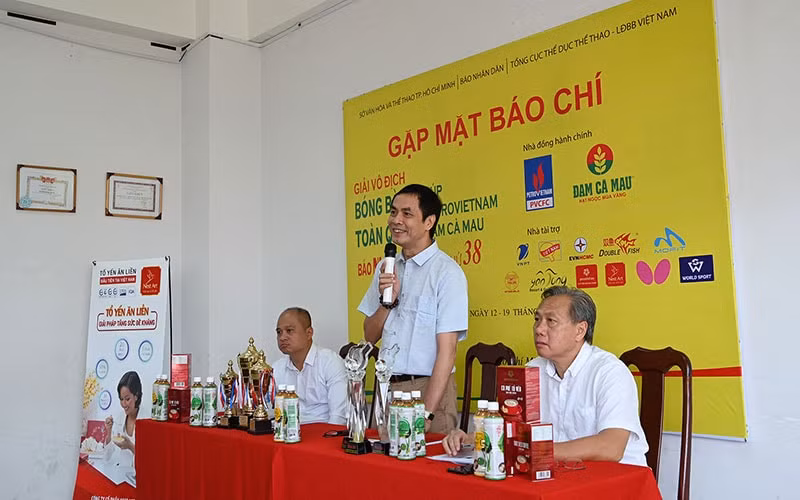 Ông Trần Hữu Việt, Trưởng Ban Văn hóa – Văn nghệ, Trưởng Ban tổ chức giải phát biểu tại buổi họp báo(ảnh: baonhandan).