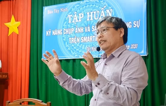 ThS. Đinh Ngọc Sơn - Phó Trưởng khoa Phát thanh -Truyền hình Học viên Báo chí và Tuyên truyền hướng dẫn các kỹ năng chụp ảnh báo chí(ảnh: baotayninh).