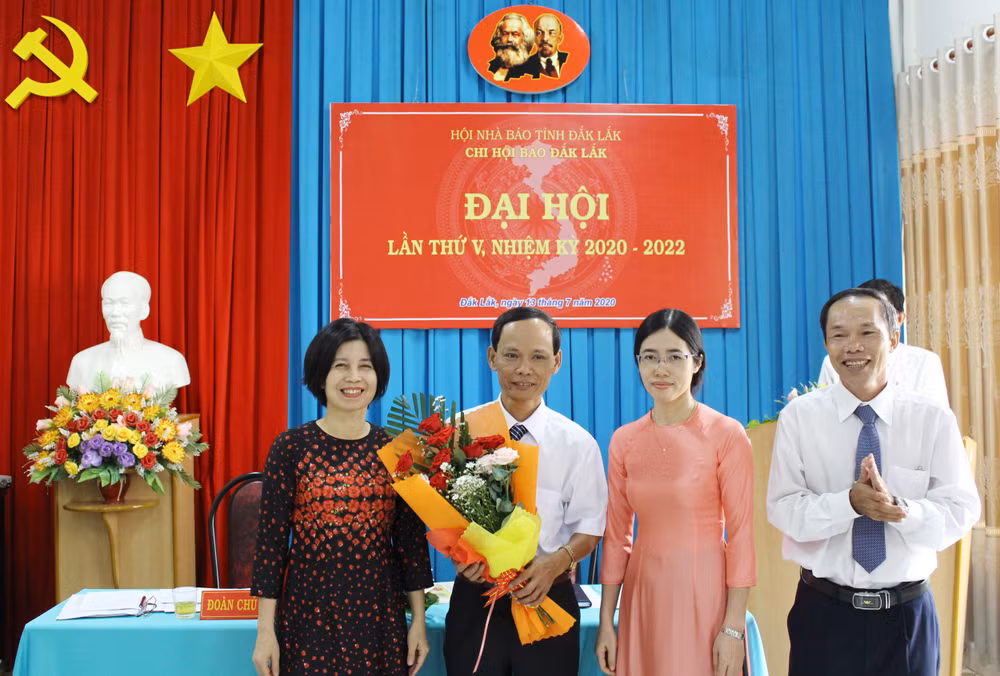 Phó Tổng Biên tập phụ trách Đinh Xuân Toản (bên phải) tặng hoa chúc mừng Ban Thư ký Chi hội Báo Đắk Lắk khóa V, nhiệm kỳ 2020 - 2022(ảnh: baodaklak).