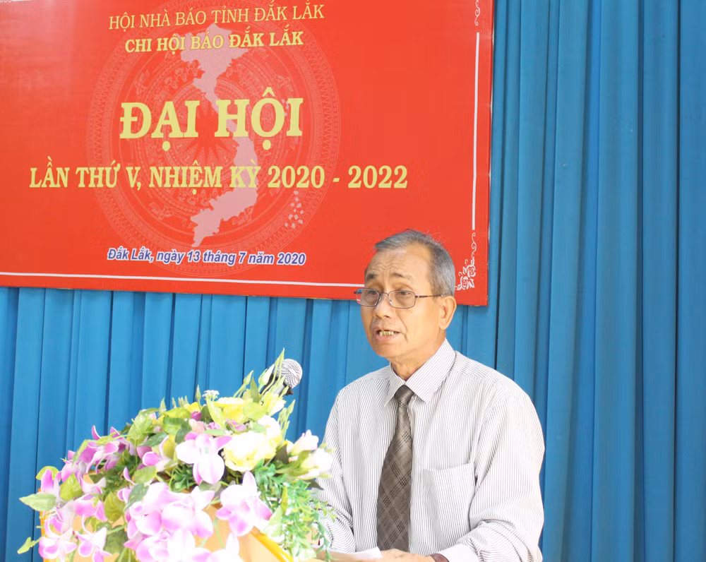 Chủ tịch Hội Nhà báo tỉnh Y Tuĩn Kmăn phát biểu chỉ đạo tại đại hội(ảnh: baodaklak).
