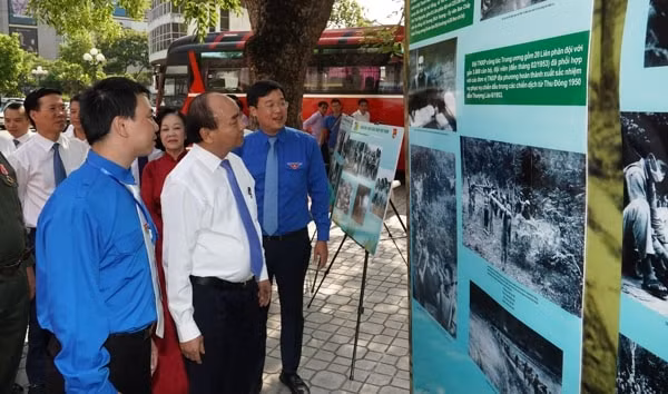 Thủ tướng Nguyễn Xuân Phúc thăm không gian trưng bày hình ảnh về lực thượng thanh niên xung phong. Ảnh: VGP