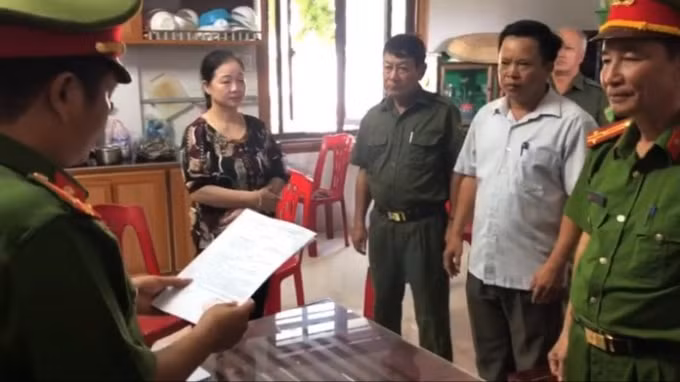 Cơ quan Cảnh sát điều tra tống đạt quyết định khởi tố bị can và Lệnh cấm đi khỏi nơi cư trú đối với Trần Thị Cảnh. Công an tỉnh Quảng Bình