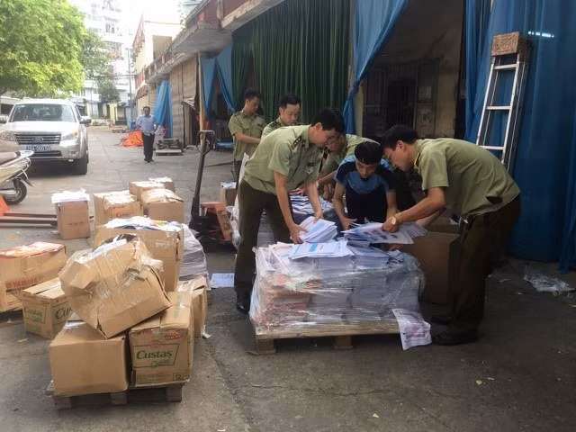 Lực lượng chức năng phát hiện sách giả, sách lậu số lượng 'khủng'. Ảnh: TL.
