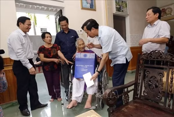 Bộ trưởng Bộ Lao động - Thương binh và Xã hội Đào Ngọc Dung thăm, tặng quà Mẹ Việt Nam anh hùng Nguyễn Thị Hổng, Khu phố 9, Phường 1, Thành phố Đông Hà (Quảng Trị). Ảnh: TTXVN