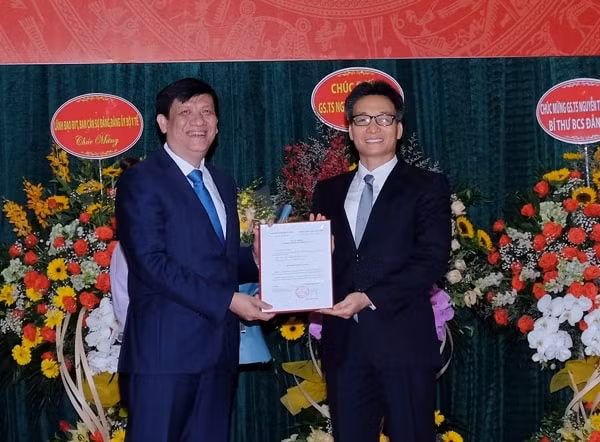 Phó Thủ tướng Vũ Đức Đam trao quyết định giao quyền Bộ trưởng Bộ Y tế cho ông Nguyễn Thanh Long. Ảnh: VGP
