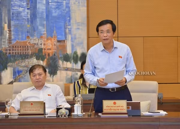 Tổng Thư ký Quốc hội, Chủ nhiệm Văn phòng Quốc hội Nguyễn Hạnh Phúc báo cáo về việc chuẩn bị Kỳ họp thứ 10 Quốc hội khóa XIV. Ảnh: quochoi.vn