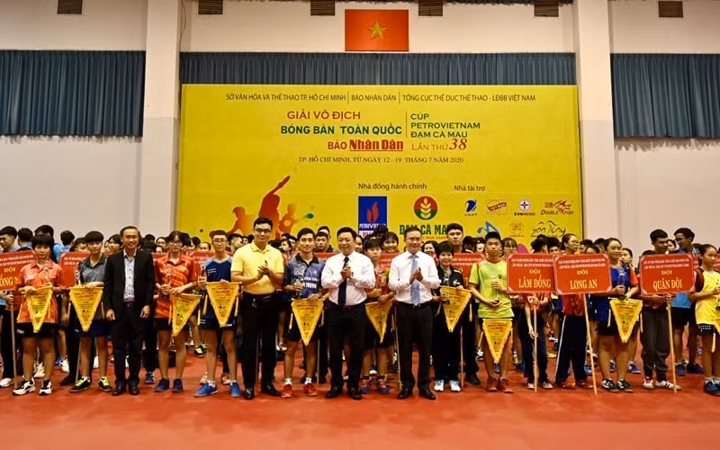 Các lãnh đạo Báo Nhân Dân, Tổng cục Thể dục - Thể thao, Sở Văn hoá - Thể thao TP Hồ Chí Minh và nhà tài trợ trao cờ và kỷ niệm chương cho các đoàn. Ảnh: baonhandan.
