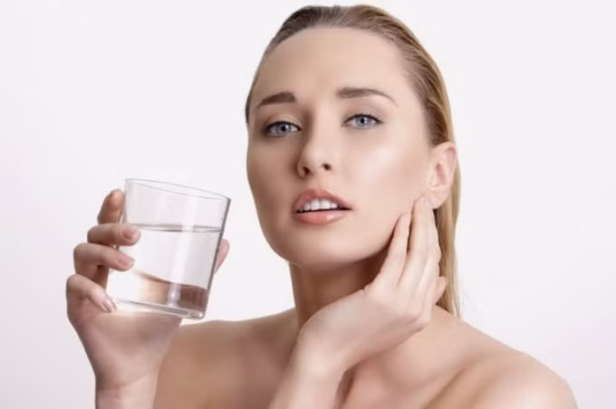 Nước đóng một vai trò quan trọng trong cuộc sống, giúp phái đẹp giảm cân, sở hữu làn da căng mọng. Ảnh minh họa.