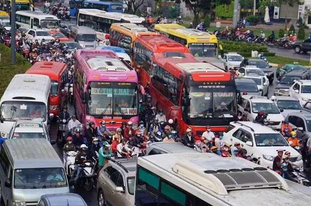 Ùn tắc trên một tuyến đường thuộc quận Thủ Đức. Ảnh: Mạnh Linh