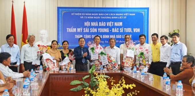 Ngày 9/7 vừa qua, Nhà báo Nguyễn Bé - Phó Chủ tịch Hội Nhà báo Việt Nam đã đại diện Hội đến thăm, trao quà cho thân nhân các nhà báo liệt sĩ tại tỉnh Long An.