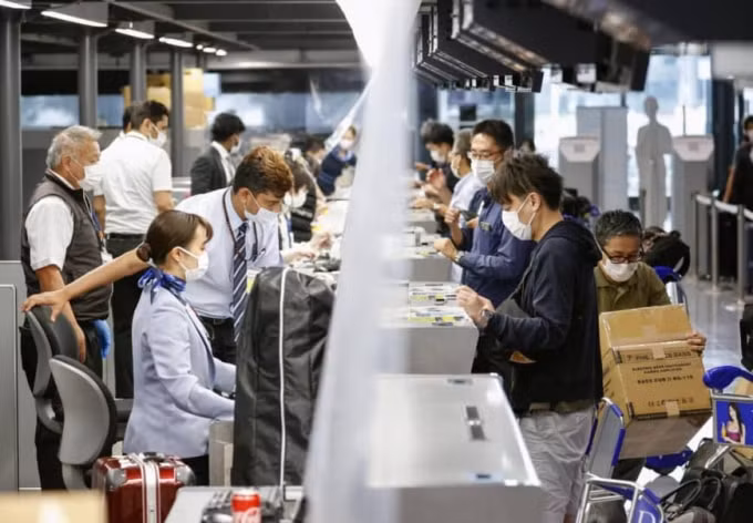 Hành khách ghé thăm quầy vé ở sân bay Narita sau khi lệnh cấm du lịch được nới lỏng vào ngày 25 tháng 6. Ảnh: KYODO