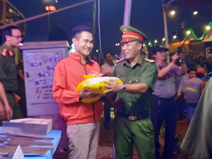 Người dân đem vũ khí đi ‘đổi’ gạo. Ảnh: TL.