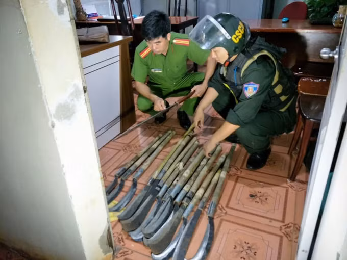 Cơ quan công an thu giữ hung khí vụ hỗn chiến. Ảnh: TL.