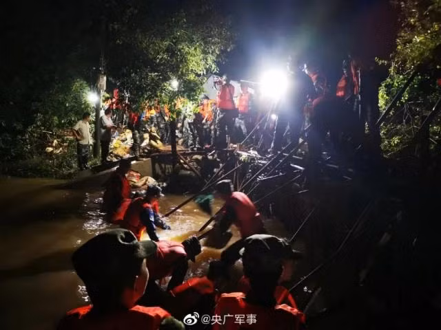 Người dân chạy lũ trong đêm 8/7. Ảnh: TL.