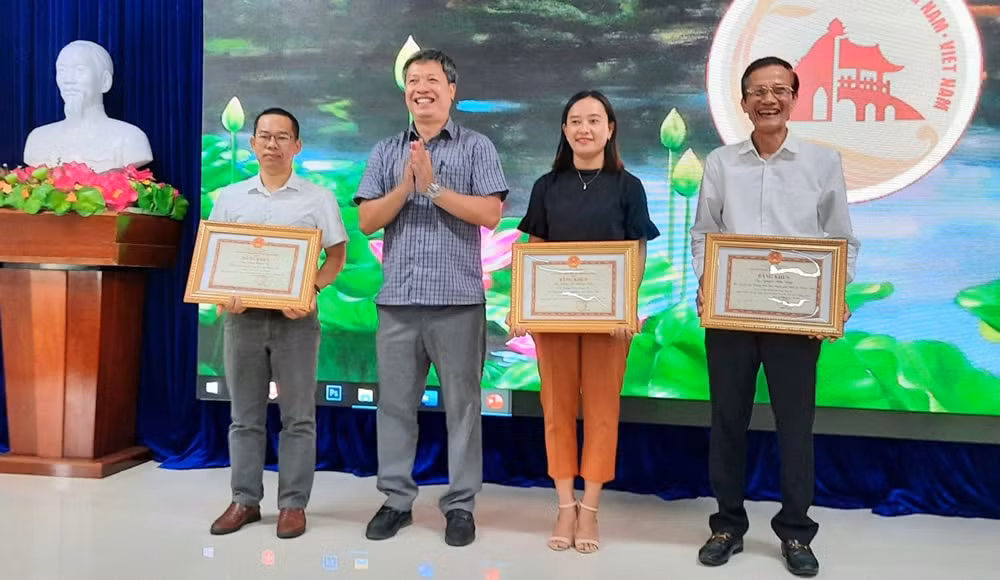 Ông Hồ Quang Bửu - Phó Chủ tịch UBND tỉnh Quảng Nam tặng Bằng khen cho các cá nhân. Ảnh: cadn.com.vn
