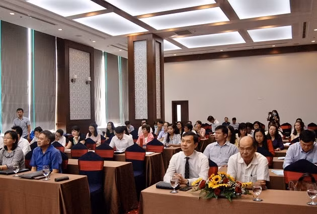 Hơn 100 lãnh đạo, phóng viên, biên tập viên các cơ quan báo chí tham dự lớp tập huấn. Ảnh: T.S