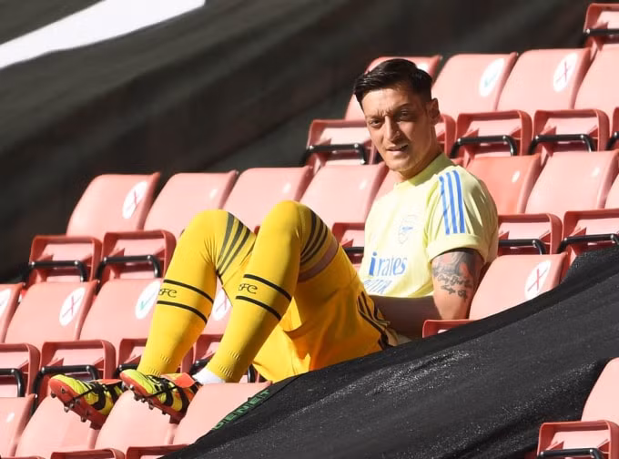 Ozil được cho là rất vui khi không phải thi đấu mà vẫn nhận mức lương 350.000 bảng một tuần ở Arsenal. Ảnh: Metro